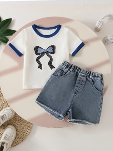Mädchen Sommer-Set mit weißem Kontrast-T-Shirt, Schleifenprint und Jeans-Shorts
