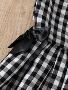 Robe vichy noir et blanc pour fille avec un grand nœud en satin élégant dessus