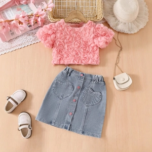 Tenue fille avec chemisier rose à roses 3D et jupe en jean avec poches cœur et décors