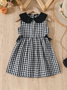 Robe vichy sans manches pour filles avec col Claudine et nœuds sur fond de bois clair