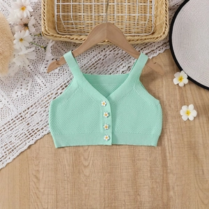 Dettaglio del gilet in maglia verde menta per bambina con bottoni a margherita