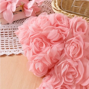 Détail de roses 3D en tulle rose avec couches souples et texture de tissu délicate