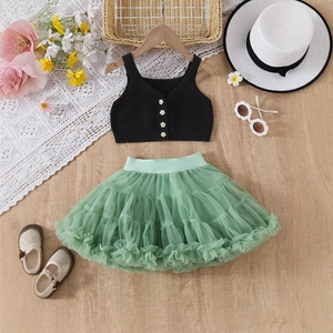 Outfit estivo da bambina con gilet in maglia nero e gonna a tutù verde a strati