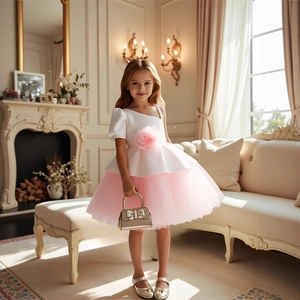 Détail de la décoration de fleurs en tulle 3D rose sur une robe de princesse blanche
