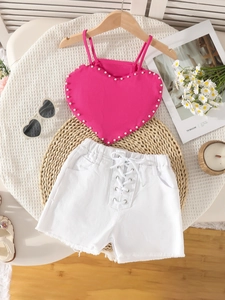Girls fuchsia heart-cut top with pearls and white denim shorts summer outfit