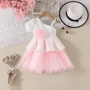 Détail d'une robe de princesse en tulle multicouche avec fleur 3D et épaule dénudée