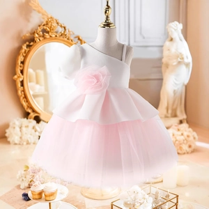 Détail de la robe de soirée à épaule unique avec fleur 3D et manche bouffante