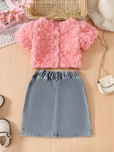 Ensemble haut rose roses 3D et jupe en jean pour filles sur fond bois