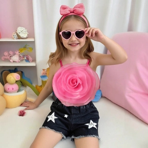 Détail de l'ensemble d'été fille avec haut à rose 3D et short en jean étoile