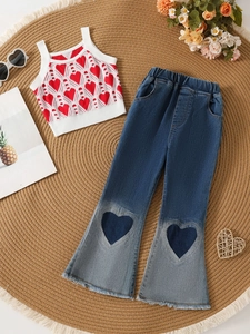Mädchen Set mit roter Herz-Strickweste und ausgestellter Jeanshose im Gradient-Look