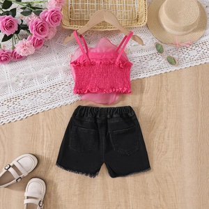 Détail de l'ensemble d'été fille avec haut rose fushia et short en jean noir effiloché