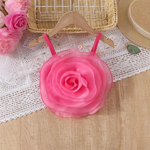 Détail d'un haut à fleurs 3D rose en organza multicouche pour tenue d'été fille