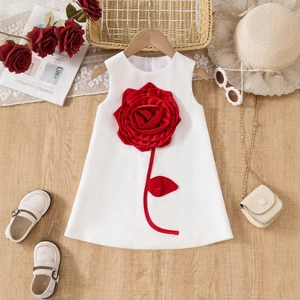 Détail d'une robe de fête blanche sans manches pour fille avec grande rose rouge en 3D