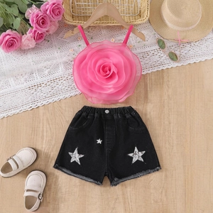 Détail du caraco rose 3D et du short en jean à étoiles pour petites filles en été