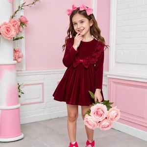 Detailansicht Mädchen Samtkleid in Burgund mit Spitzenrüschen und einer Taillenschleife