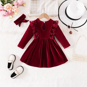 Detailansicht Mädchen Samtkleid in Burgund mit Spitzenbesatz und passendem Stirnband