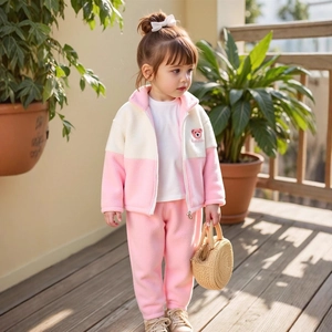 Detail der rosa Fleece-Jogginganzug für Mädchen mit Bärchen-Aufnäher und Reißverschluss
