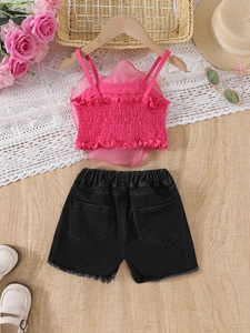 Ensemble été fille avec débardeur rose fuchsia à volants et short en jean noir mode