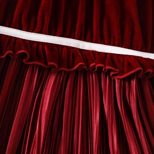Detail van rode fluwelen en geplooide satijnen stof met fijne ruches stiksels erop