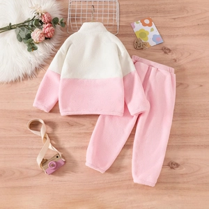 Detail von Mädchen-Fleece-Trainingsanzug mit elastischem Bund an rosa Hose