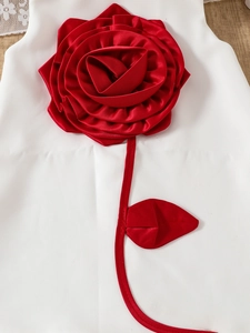 Robe d'été blanche pour fille avec une grande applique de rose rouge en satin 3D