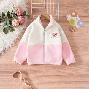 Detail der Fleecejacke für Mädchen in Rosa und Weiß mit Bärenstickerei und Reißverschluss