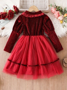 Abito principessa in velluto rosso a maniche lunghe con gonna in tulle a strati