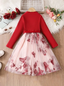 Langärmeliges Mädchenkleid mit rotem Strickoberteil und rosa Netztüllrock mit Schmetterlingen