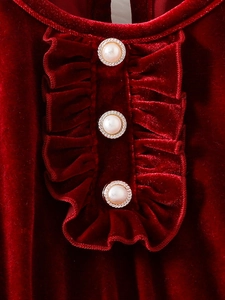Meisjes prinsessenjurk van rood fluweel met geplooide ruches en parelmoeren knopen