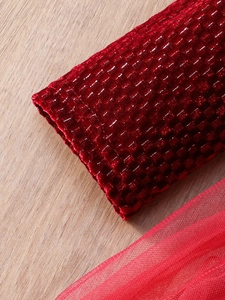Elegante abito in velluto rosso da bambina con motivi a griglia argento e gonna in tulle