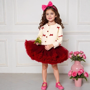 Détail du cardigan pour fille à nœuds rouges et de la jupe tutu en tulle rouge multicouche