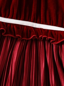 Meisjes prinsessenjurk van rood fluweel met wit lint en geplooide rok details