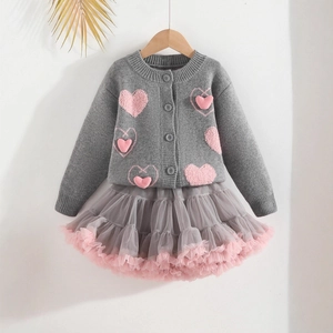 Détail du cardigan gris pour fille avec cœurs roses et jupe en tulle multicouche