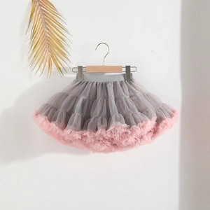 Détail du jupon tutu gris pour fille avec ourlet rose à volants sur un cintre en bois