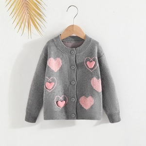 Gilet en maille grise avec applications de cœurs roses en 3D et boutons sur le devant