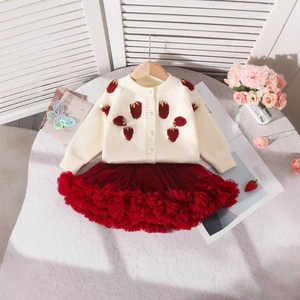 Détail du cardigan en maille pour bébé avec fraises 3D et jupe tutu en tulle bordeaux