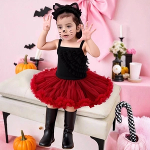 Détail du costume d'Halloween pour fille avec tutu bordeaux et bandeau oreilles de chat