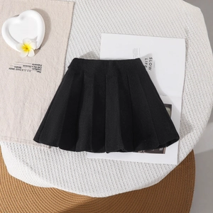 Détails d'une jupe courte plissée noire en maille épaisse avec une texture de haute qualité