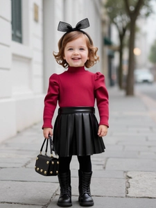 Détails de l'ensemble fille avec pull côtelé rouge et jupe plissée en similicuir noir