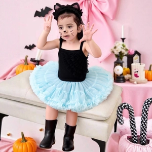 Détail du costume chat fille avec débardeur noir et jupe tutu en tulle bleu clair