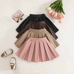 Vue à plat de jupes plissées en cuir PU pour filles en noir, café, kaki et rose clair