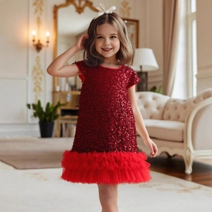 Détail de robe de princesse à paillettes rouges avec ourlet en tulle et froufrous