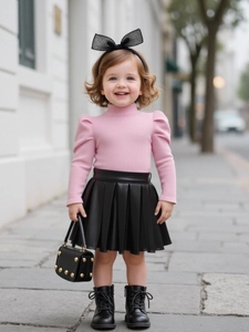Ensemble fille avec pull en maille rose et jupe plissée en PU noir pour l'automne-hiver