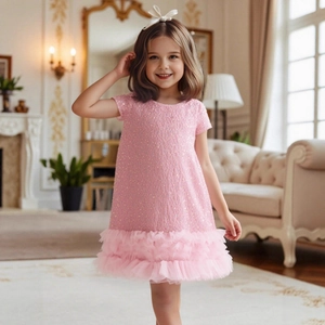 Détail de robe de princesse rose pour filles avec corsage pailleté et jupe en tulle étagée