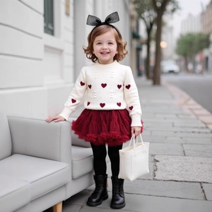 Detailansicht Mädchen Strickpullover mit roten Herzen und weinrotem Tutu-Rock Set