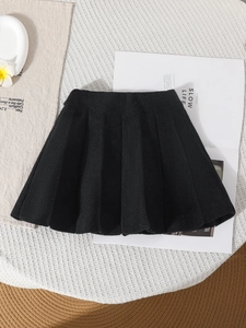 Jupe courte plissée noire en maille texturée présentée sur un fond de style plat