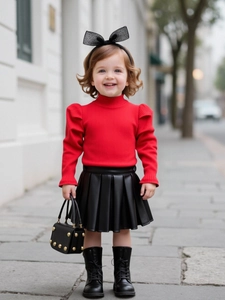 Ensemble fille avec pull côtelé rouge et jupe plissée en similicuir noir chic