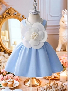 Detailansicht hellblaues Mädchen Festkleid mit großer weißer 3D Kamelienblüte vorne