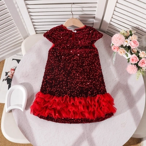 Détail du corsage à paillettes rouge vin avec col rond et jupe en tulle rouge plissé