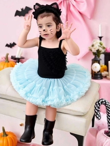 Déguisement chat fille avec débardeur noir et jupe tutu bleue sur fond rose festif